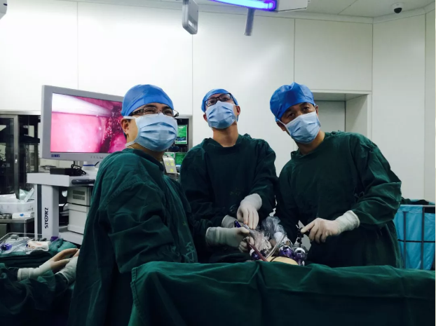 我院成功完成首例腹腔镜直肠癌根治术及转移肝肿瘤一期切除术